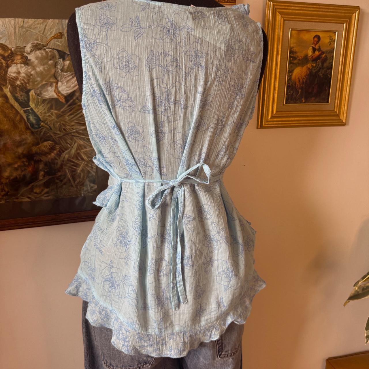 Light blue floral ruffle tank top (L)