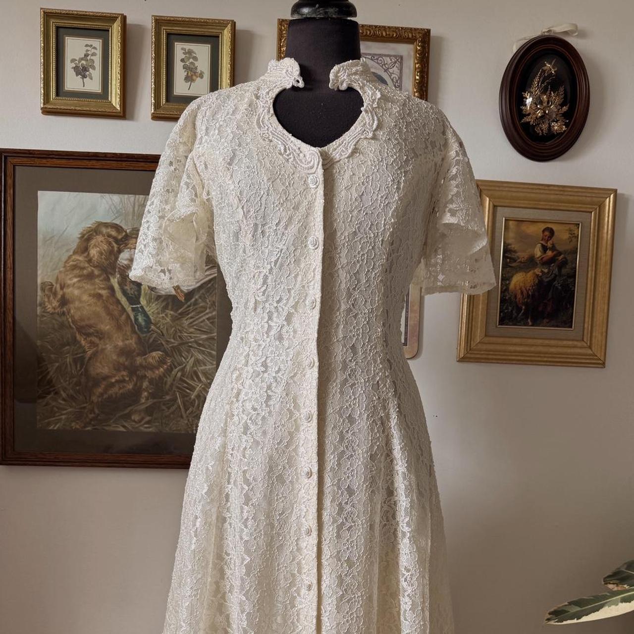 Cream lace vintage gown (M)