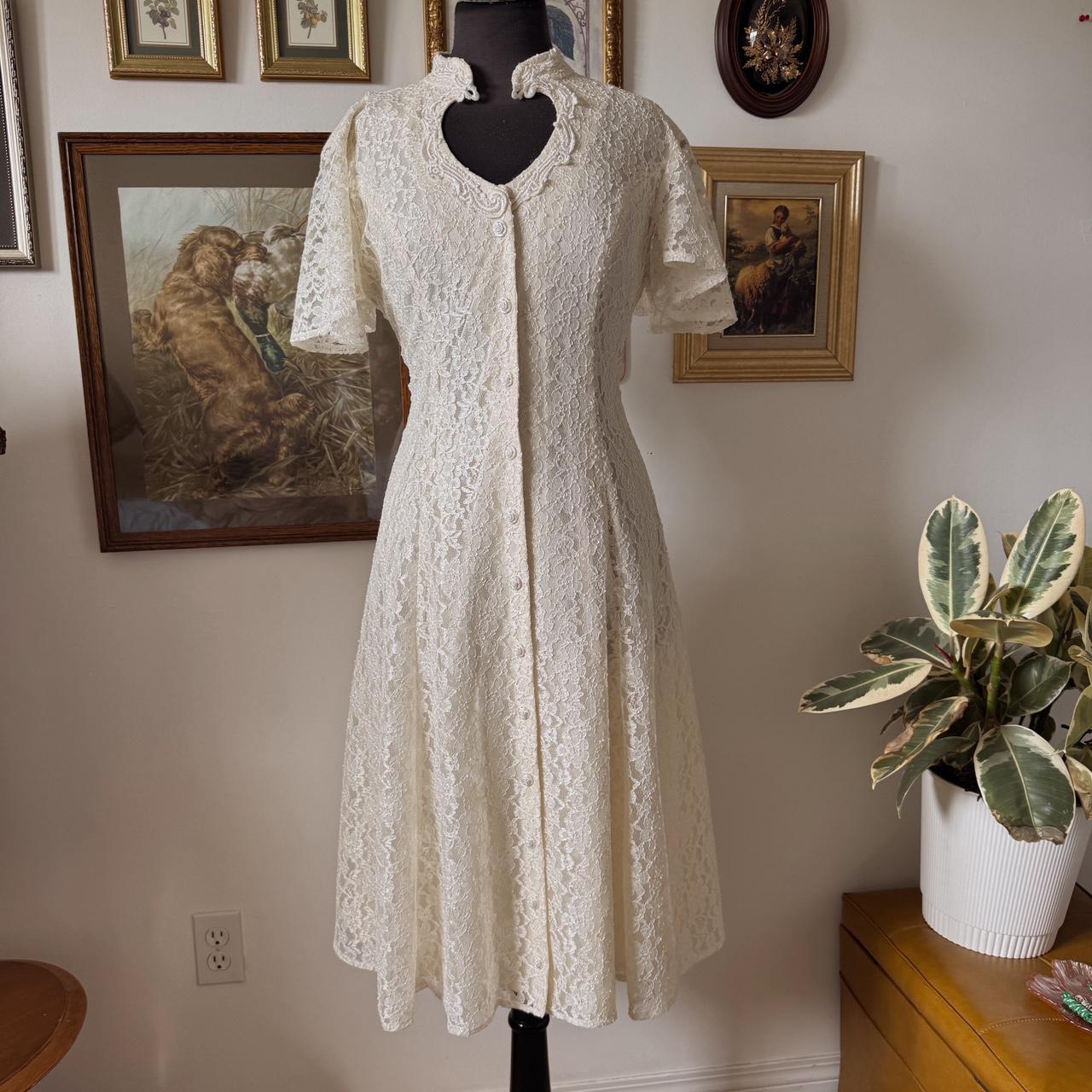 Cream lace vintage gown (M)