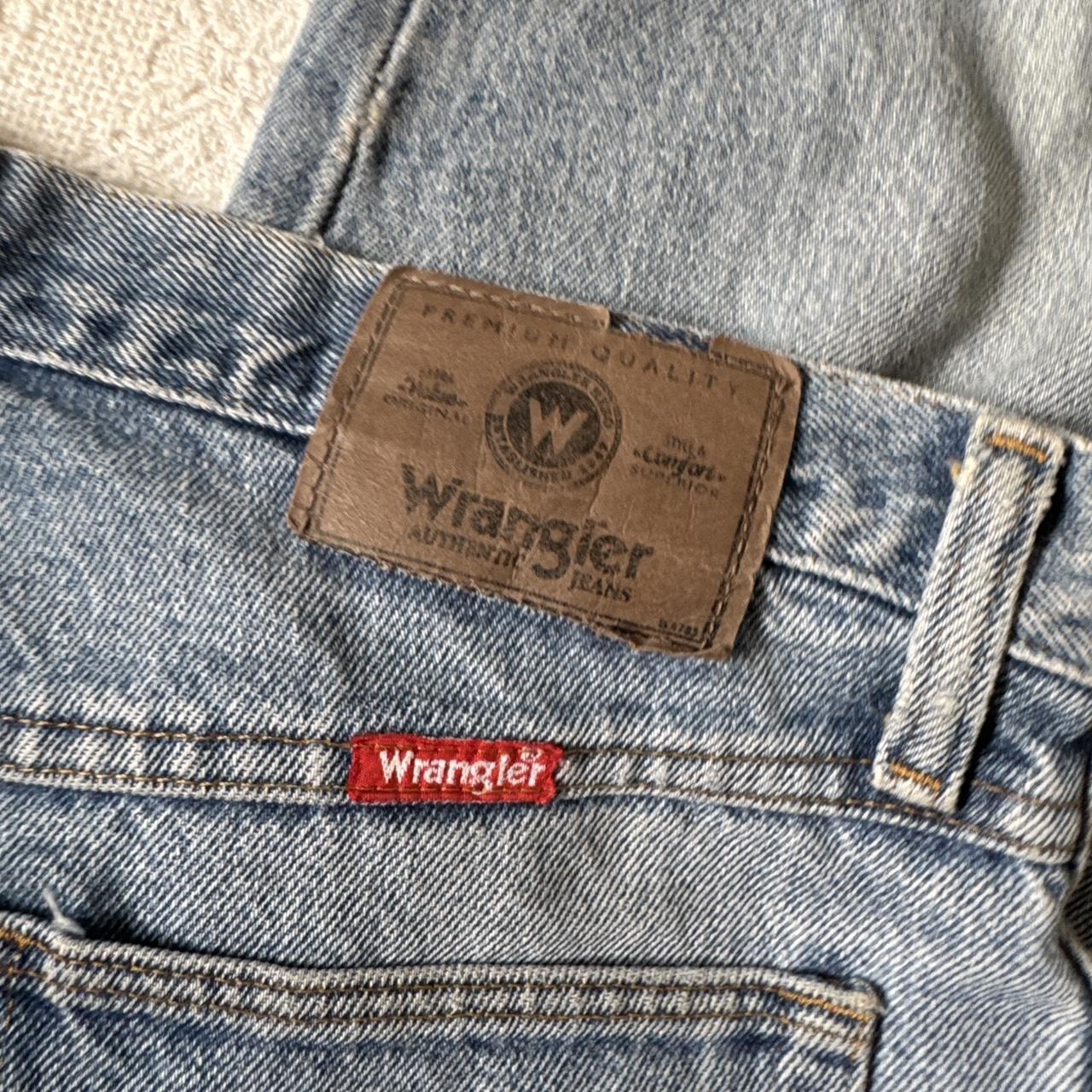 Distressed Wrangler blue jeans (32")