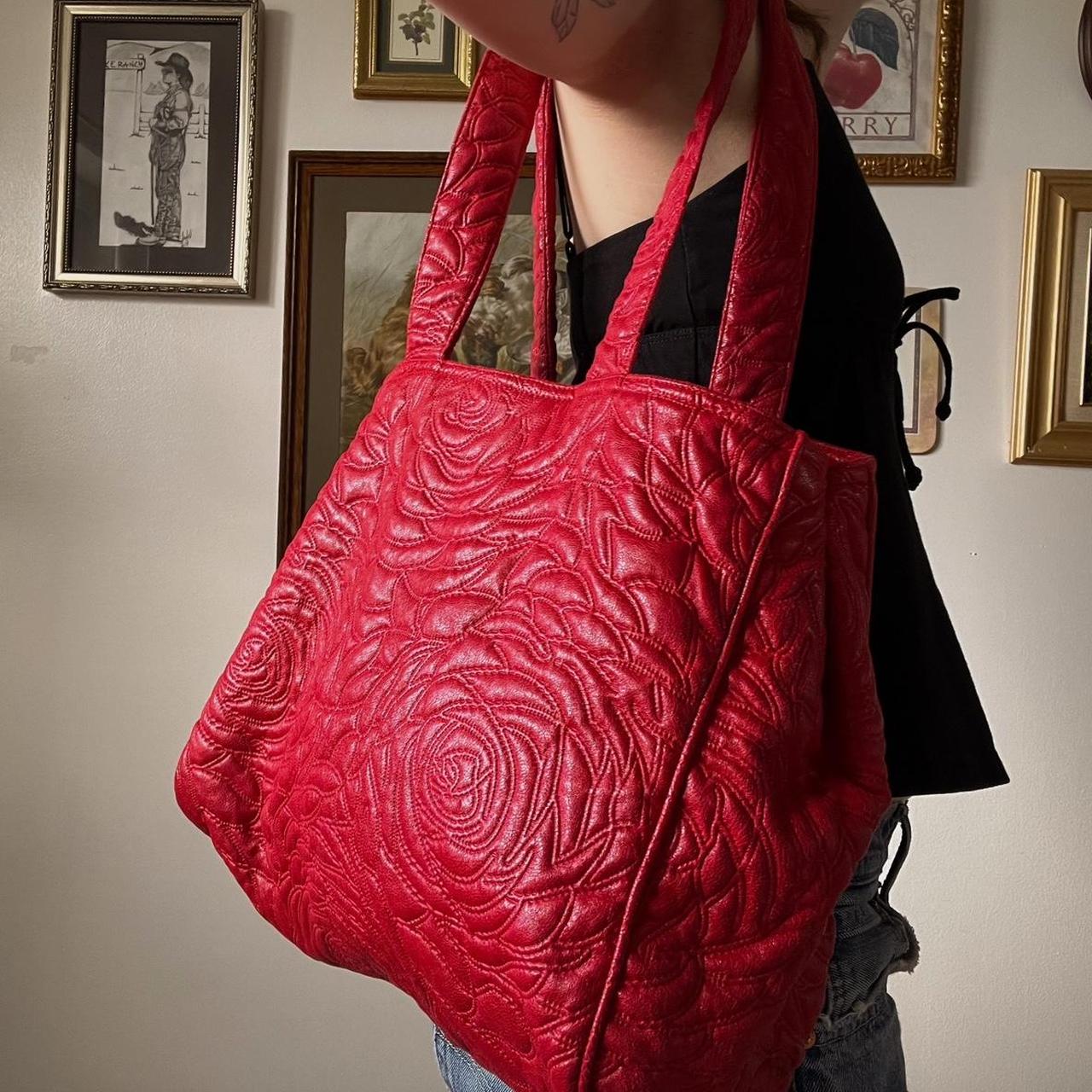 Red rose puff tote bag