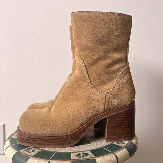 Y2K platform suede boots (7.5)