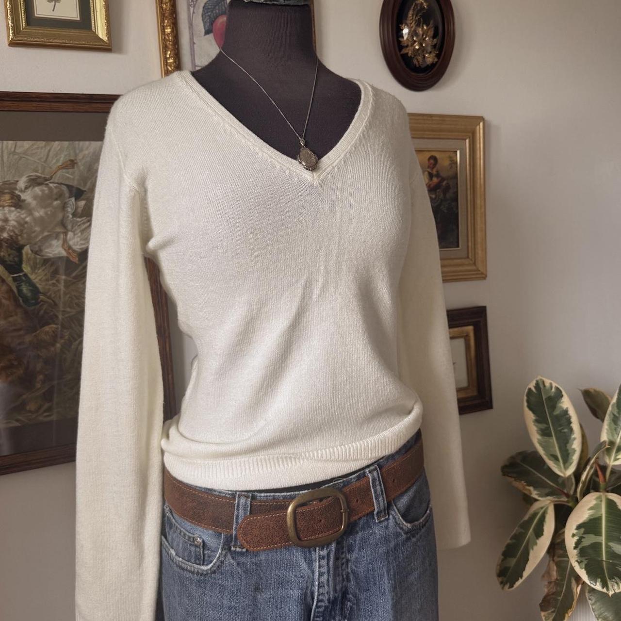 Cream v-neck knit sweater (M/L)