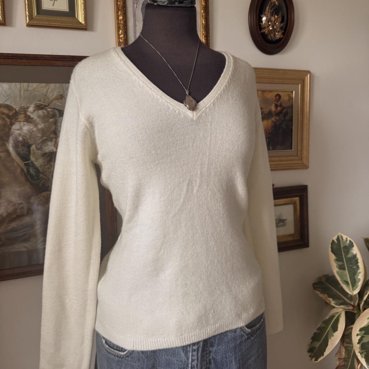 Cream v-neck knit sweater (M/L)