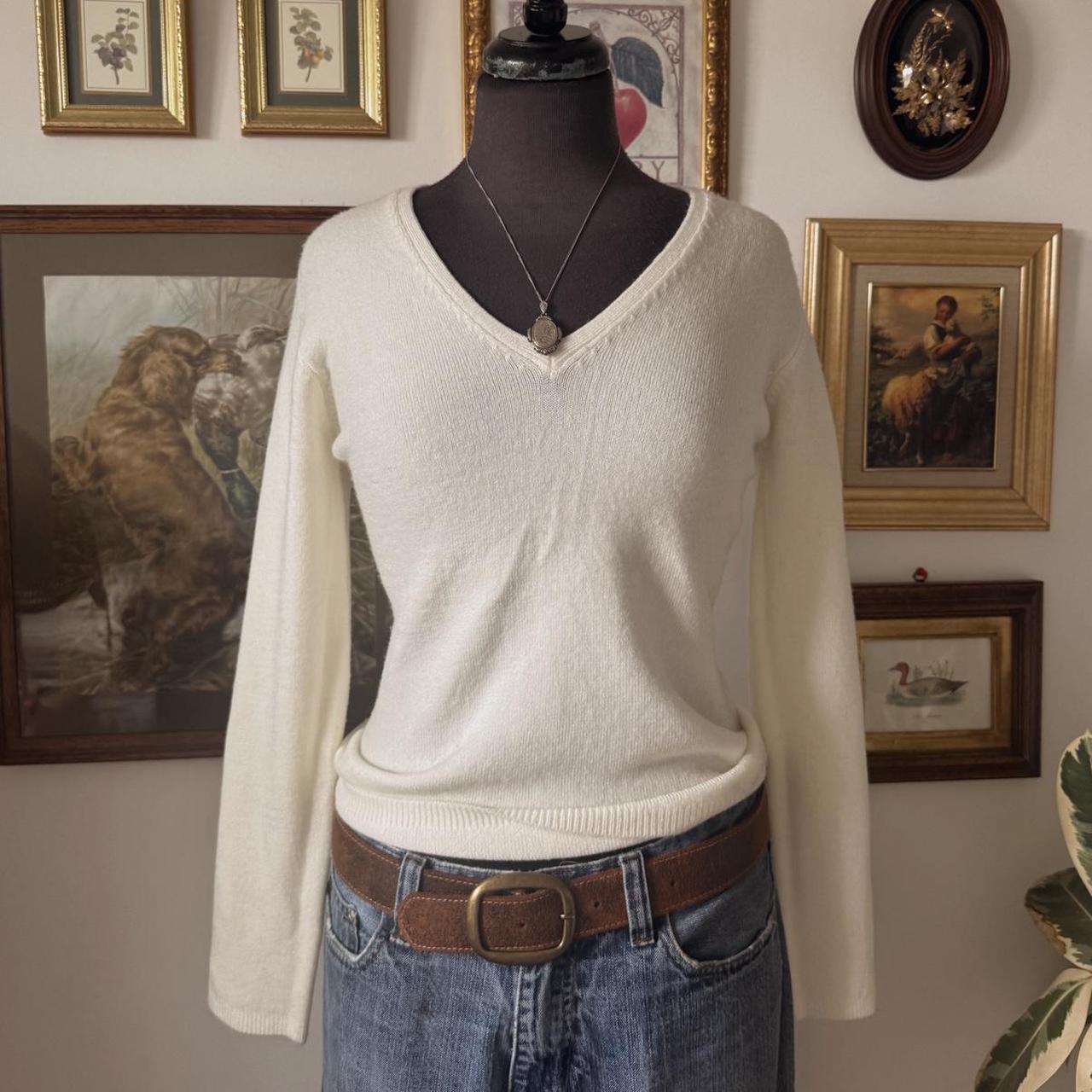 Cream v-neck knit sweater (M/L)