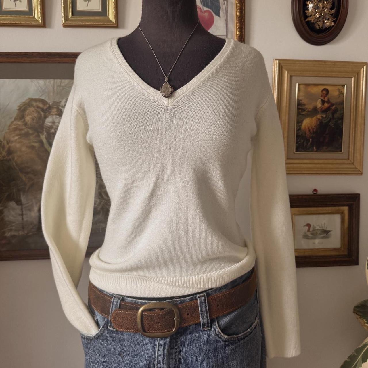 Cream v-neck knit sweater (M/L)