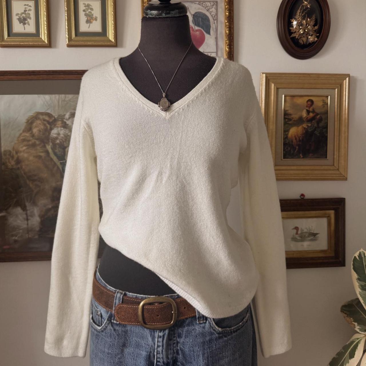 Cream v-neck knit sweater (M/L)