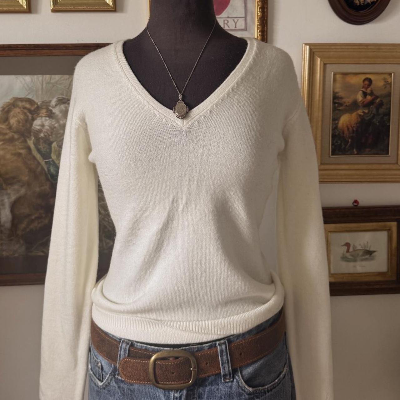 Cream v-neck knit sweater (M/L)
