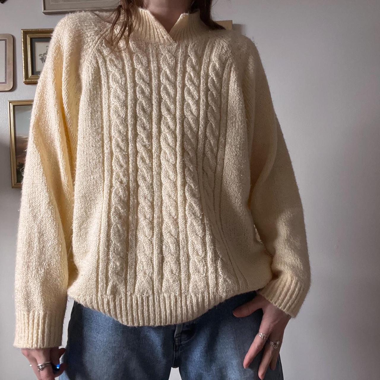 Buttercream cable knit sweater (L)