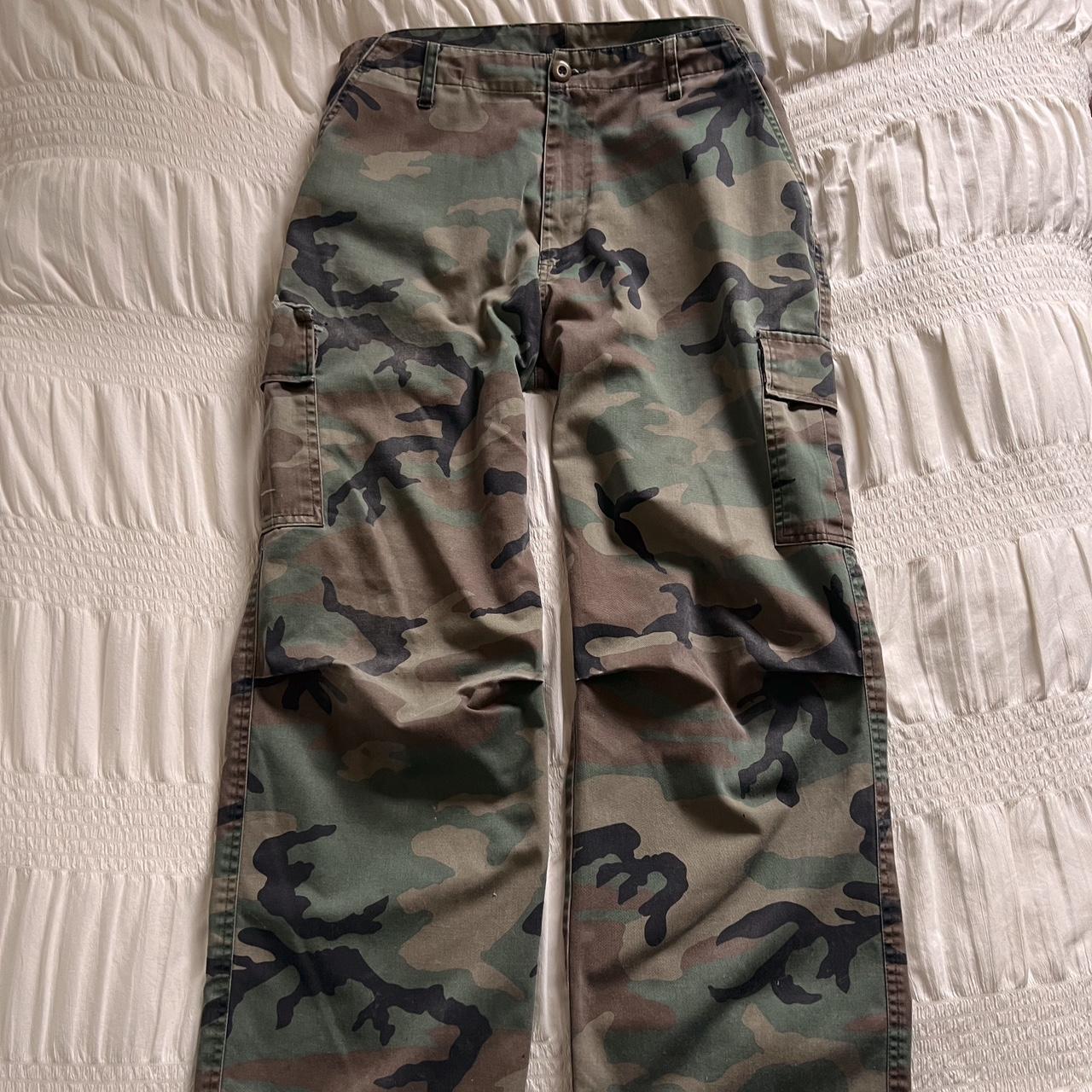 Wide leg camo cargo pants (34")